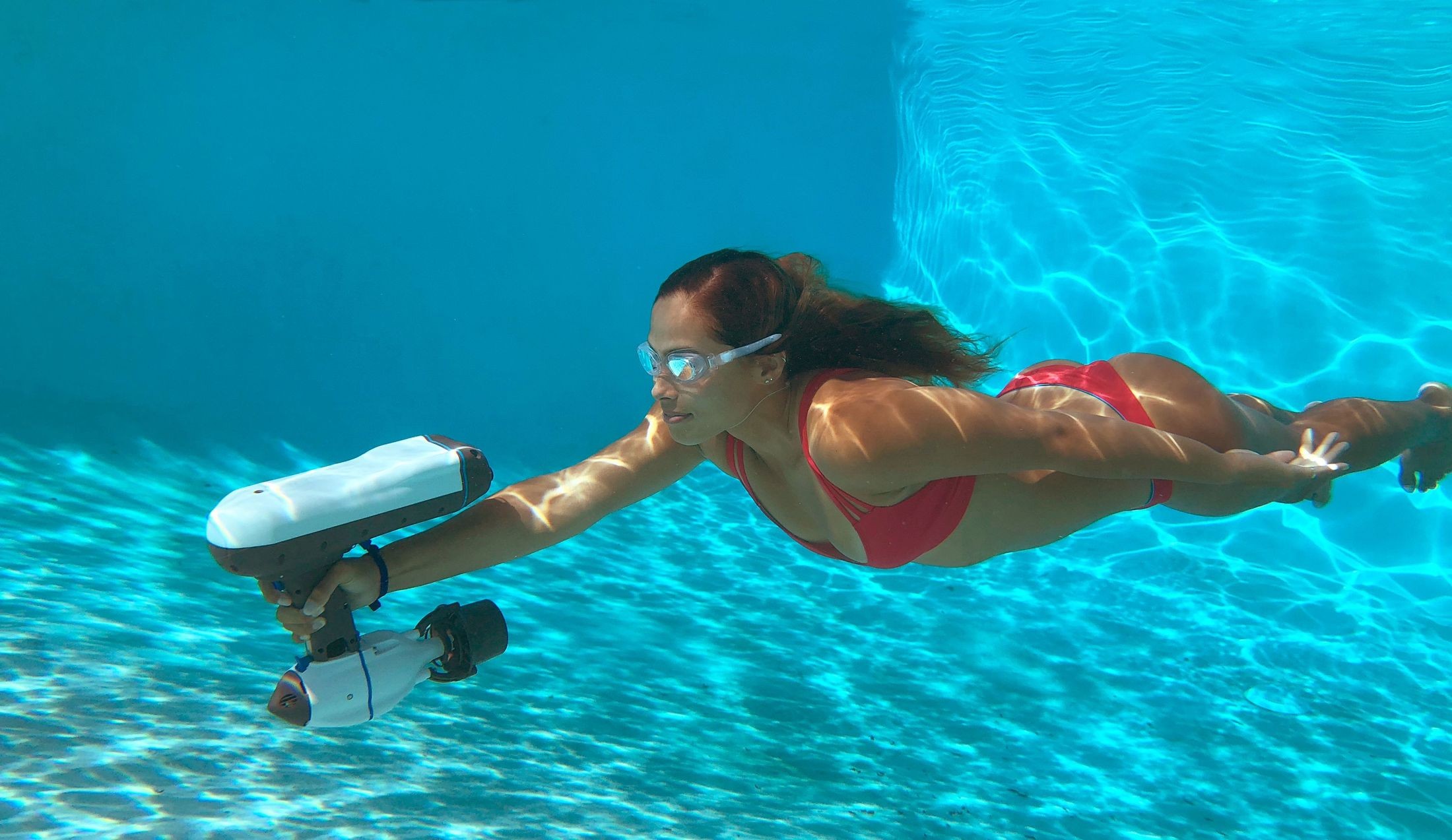 https://www.gadgenda.com/portal-img/default/2/swim-jet-snorkel-pool-side-view.jpg